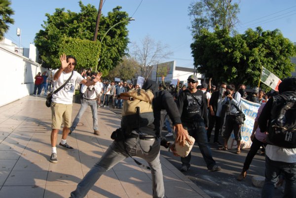 Peaceful #YoSoy132 demonstrators tried to prevent the minority of violent protesters from throwing rocks at the PRI and Televisa offices.