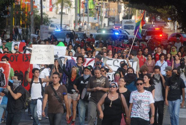 Around 500 demonstrators marched across Guadalajara on Saturday to express their discontent at Enrique Peña Nieto’s inauguration.