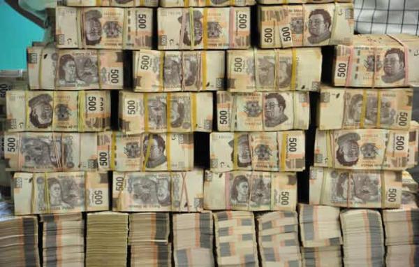 Serafin Zambada posted this image of an enormous stack of cash on his Twitter account. BO4gPkgCUAAK3PD