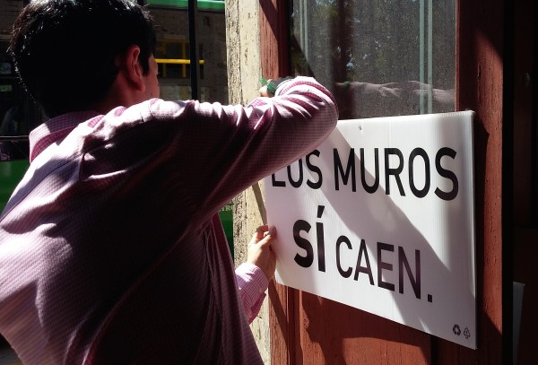 "Los muros sí caen" (Walls do fall) was Kumamoto's campaign slogan.