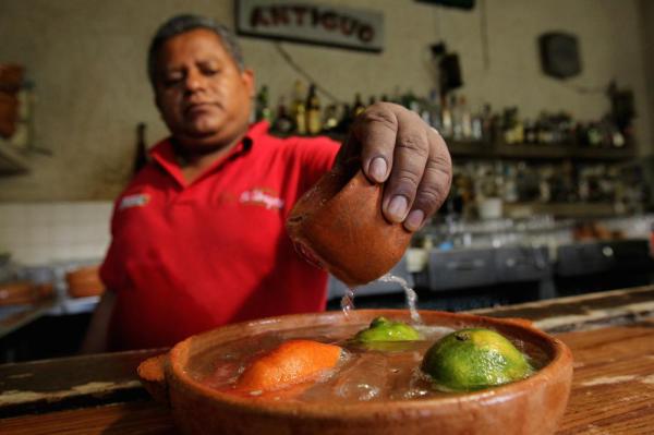 The bartender at El Abajeño prepares a cazuela. All photos by Ulises Ruíz Basurto.